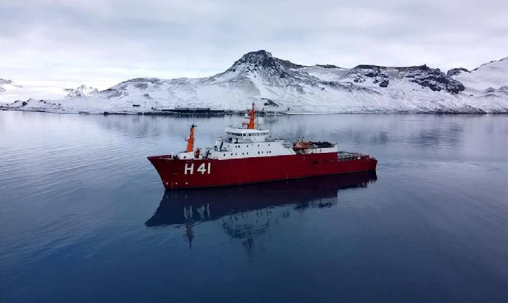 Navio Polar Almirante Maximiano parte com destino à Antártica